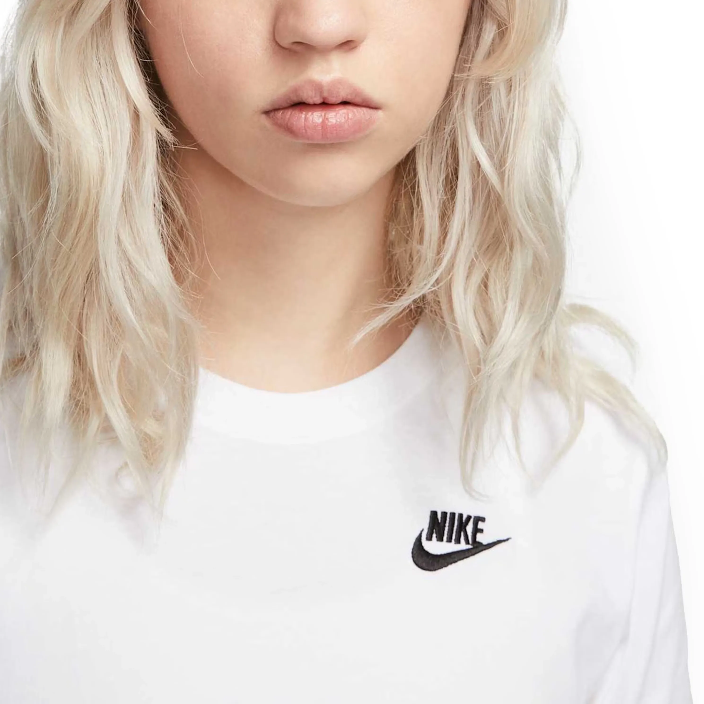 Close no logo Nike bordado na blusa feminina branca casual.